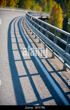 Rambarde métallique de pont routier , Finlande Banque D'Images