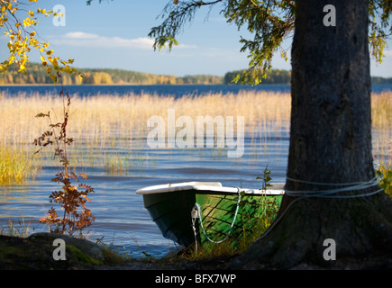 Barque échouée au bord du lac , Finlande Banque D'Images