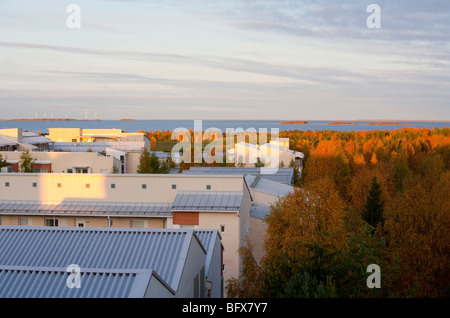 Bloc d'appartements bas en banlieue finlandais par la mer , Finlande Banque D'Images