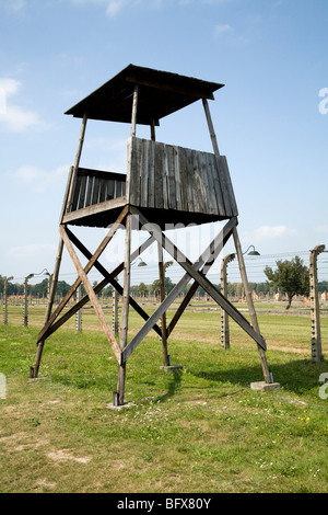 Watch Tower à l'intérieur du périmètre de la Birkenau (Auschwitz II - Birkenau) Camp de la mort nazi à Oswiecim, Pologne. Banque D'Images