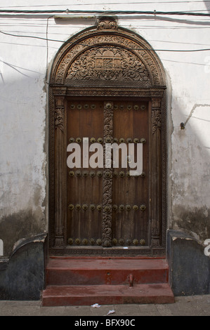 Portes en bois sculpté à Stone Town, Zanzibar Banque D'Images