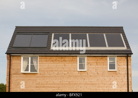 Des panneaux solaires dans un toit de maison Banque D'Images