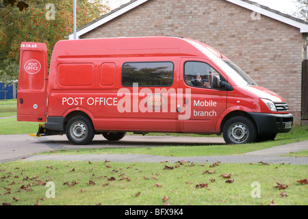 Bureau de poste mobile Van dans un village Banque D'Images