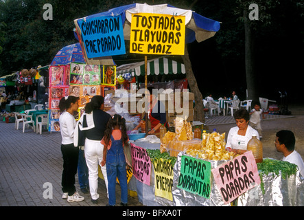 Les mexicains, les Mexicains, de l'alimentation, les vendeurs d'aliments, la nourriture mexicaine et à boire, nourriture et boissons, parc de Chapultepec, Mexico, District Fédéral, Mexique Banque D'Images