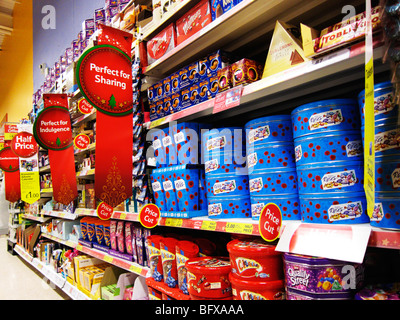 Supermarché tesco avec des étagères pleines de chocolats de noël Banque D'Images