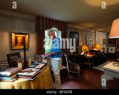 Architecte d'intérieur britannique 'Nicky' Haslam, représenté à son Hampshire home. Banque D'Images