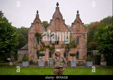 Architecte d'intérieur britannique 'Nicky Haslam' sur la photo à l'extérieur de son Hampshire home. Banque D'Images