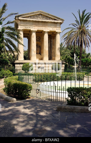 Monument à Sir Alexander Ball en bas Jardins Barrakka, La Valette, Malte. Banque D'Images