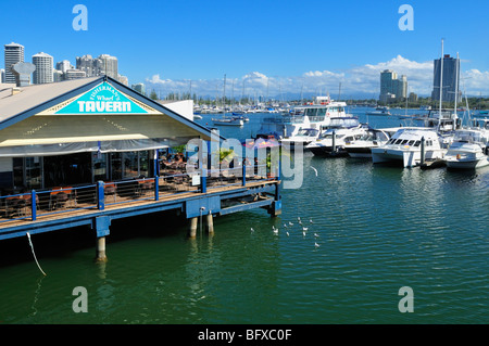 Le restaurant Marina dans le port de plaisance de Surfers Paradise, Gold Coast, Queensland, Australie Banque D'Images