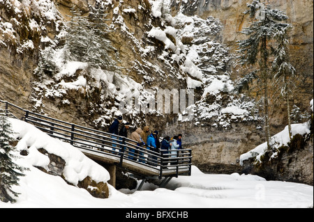 Détails de Johnston Canyon avec de la neige fraîche à la fin de l'hiver, le parc national Banff, Alberta, Canada Banque D'Images