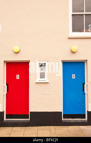 Mesdames et Messieurs les toilettes publiques avec codage couleur portes en Halesworth,Suffolk, Royaume-Uni Banque D'Images