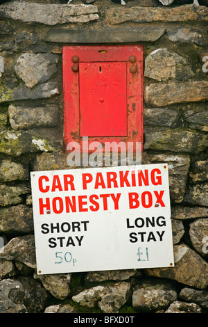 L'honnêteté fort dans mur de pierre à long et court séjour, parking. Banque D'Images