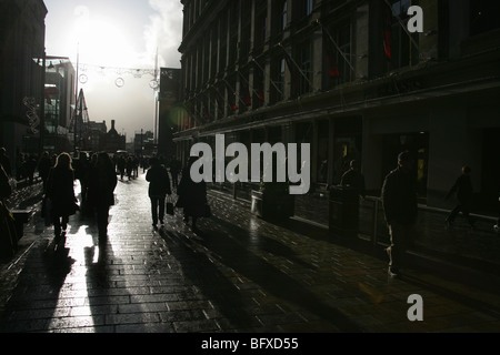 Ville de Glasgow, en Écosse. Silhouette d'avis de consommateurs et les navetteurs de Glasgow Buchanan Street. Banque D'Images