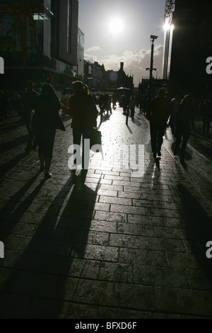 Ville de Glasgow, en Écosse. Silhouette d'avis de consommateurs et les navetteurs de Glasgow Buchanan Street. Banque D'Images