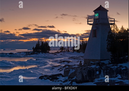 South Bay Lighthouse at Dusk, South Bay, île Manitoulin, Ontario, Canada Banque D'Images