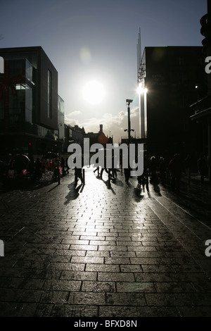 Ville de Glasgow, en Écosse. Silhouette d'avis de consommateurs et les navetteurs de Glasgow Buchanan Street. Banque D'Images