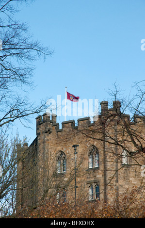 Drapeau au sommet de château de Durham College Building, Durham, Angleterre. Banque D'Images