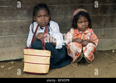 Deux jeunes filles à l'abri de la pluie, Ranomafana, Madagascar Banque D'Images