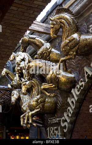 Metal chevaux de bronze sculpture, Londres, marché de Camden Stables Banque D'Images