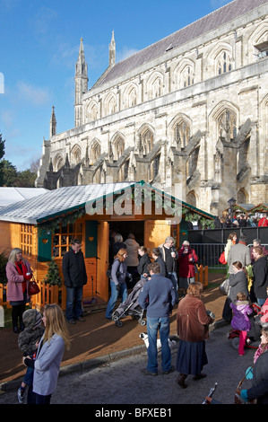 Marché de Noël 2009 Winchester dans la cathédrale à proximité avec 91 stands et une patinoire. Banque D'Images