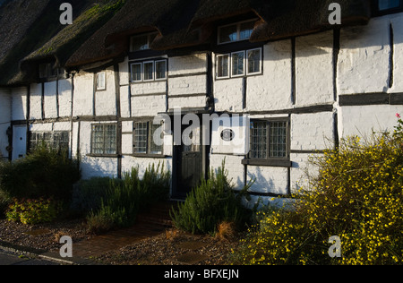 Cadre en bois de style Tudor historique connu sous le nom de chalets période Anne Boleyn's cottages à Wendover dans le Buckinghamshire. Banque D'Images