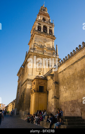 Les touristes assis dehors la Grande Mosquée, Cordoba, Espagne. Banque D'Images