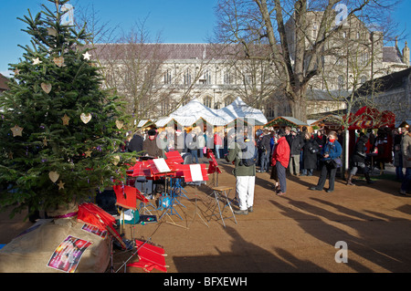 Marché de Noël 2009 Winchester dans la cathédrale à proximité avec 91 stands et une patinoire. Banque D'Images