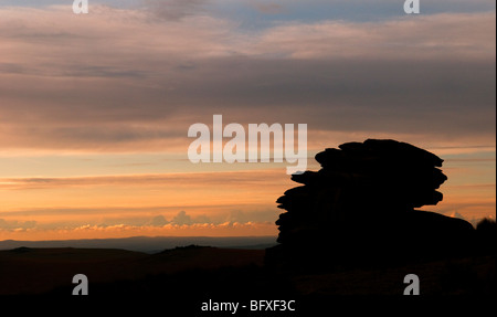 Silhouette de granit Connu sous le nom de la petite pile Mis Tor, Dartmoor, Devon UK Banque D'Images