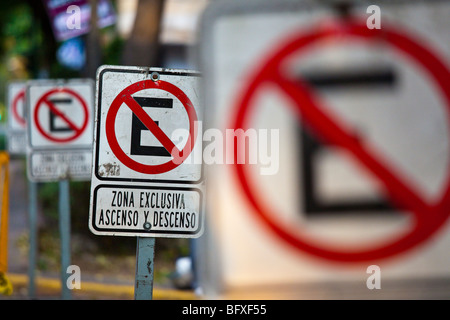 Prohibido estacionarse, pas de panneaux de stationnement dans le quartier Zona Rosa à Mexico Banque D'Images