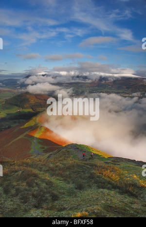 Les randonneurs au-dessus du nuage sur Cat Bells dans le Lake District Banque D'Images