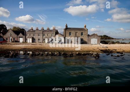 Vue sur l'île de Brownsea, bâtiments historiques de voile, vacances, centre d'accueil de l'écureuil roux Banque D'Images