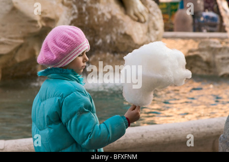 A young girl eating Cotton Candy (Candy Floss) Banque D'Images