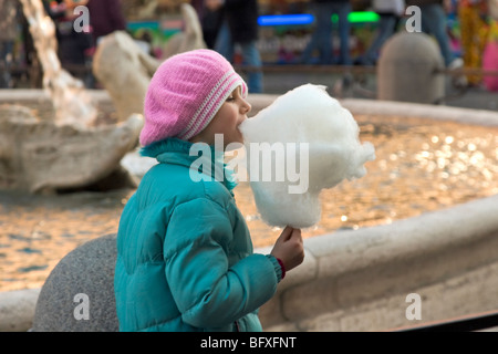 A young girl eating Cotton Candy (Candy Floss) Banque D'Images