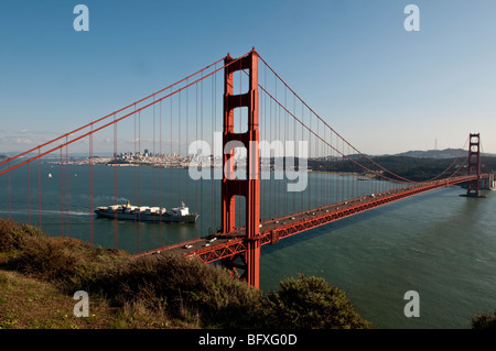 Golden Gate Bridge à San Francisco California USA Amérique du Nord et d'un cargo en mer voile Banque D'Images