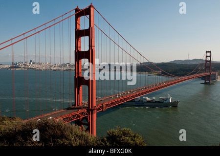 Golden Gate Bridge à San Francisco California USA Amérique du Nord et d'un cargo en mer voile Banque D'Images