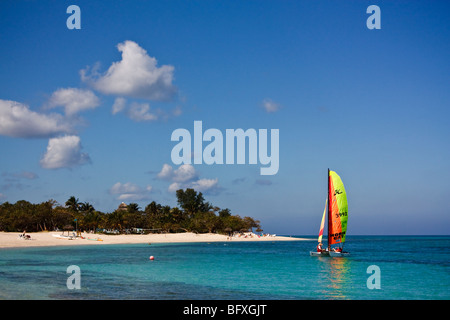 Hobie Cat au large de la côte atlantique, Caribbean Beach Resort, à Cuba Banque D'Images