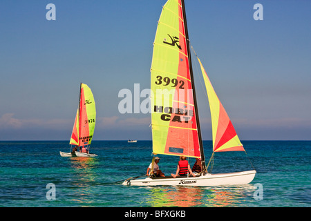 Les gens de la voile sur catamarans Hobie Cat, Océan Atlantique, Caraïbes, Cuba, les récifs coralliens Banque D'Images