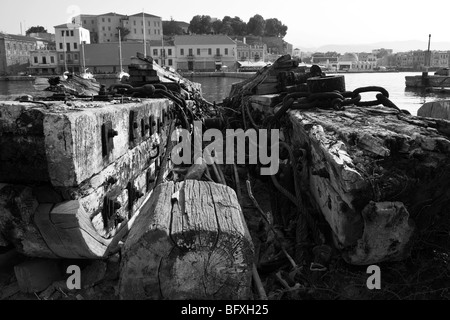 Un vieux châssis, en cale sèche des navires abandonnés dans le port Banque D'Images