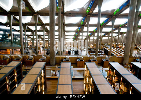 La rotonde de l'intérieur de la Bibliotheca Alexandrina library, un centre des arts et de l'une des plus grandes bibliothèques dans le Moyen-Orient, à Alexandrie, en Egypte. Banque D'Images