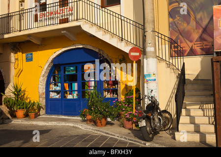 Une boutique colorée dans l'avant port de Chania, Crete Banque D'Images