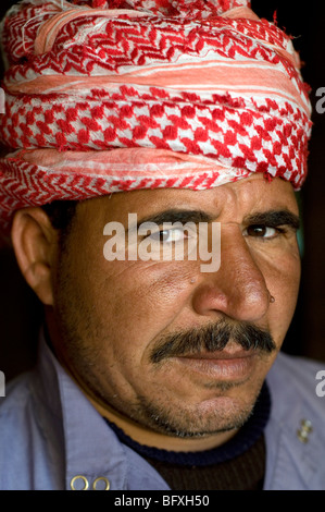 Un closeup portrait of a middle-aged, du Moyen-Orient, de l'homme Arabes bédouins égyptiens vivant à Dakhla Oasis, dans la Nouvelle Vallée, Désert occidental, de l'Égypte. Banque D'Images
