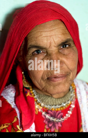 Un gros plan de visage du Moyen-Orient, de l'arabe égyptien bédouine, à Farafra Oasis, dans la Nouvelle Vallée, Désert occidental, de l'Égypte. Banque D'Images