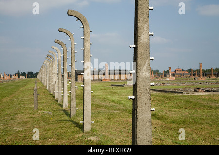 La clôture de périmètre à Birkenau (Auschwitz II - Birkenau) Camp de la mort nazi à Oswiecim, Pologne. Banque D'Images