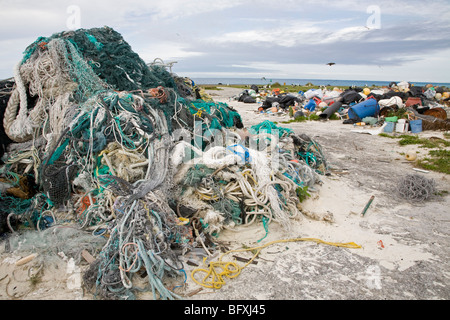 Les filets de pêche abandonnés, cordes et autres débris marins échoués par les courants marins, recueillies pour être expédiés hors des îles pour le recyclage ou l'élimination Banque D'Images