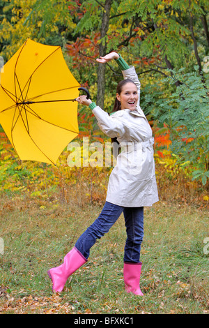 Frau mit Regenschirm im Herbst, femme avec parapluie ouvert Banque D'Images