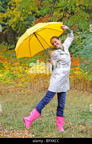 Frau mit Regenschirm im Herbst, femme avec parapluie ouvert Banque D'Images