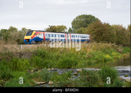 Le train de voyageurs de la classe 222 Meridian dans East Midlands Trains livery qui voyagent à travers la campagne britannique Banque D'Images