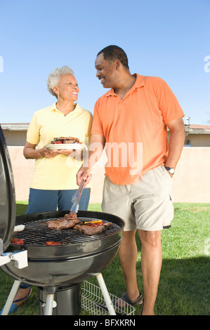 Couple à un barbecue Banque D'Images