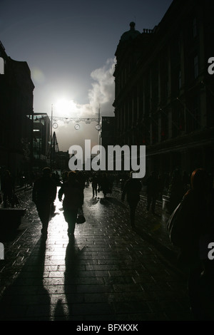 Ville de Glasgow, en Écosse. Silhouette d'avis de consommateurs et les navetteurs de Glasgow Buchanan Street. Banque D'Images