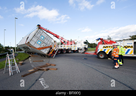 Camion renversé d'être secouru par un camion de sauvetage dans le Leicestershire, Angleterre Banque D'Images